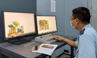Công chức Hải quan giám sát hàng hóa thông qua máy soi chiếu