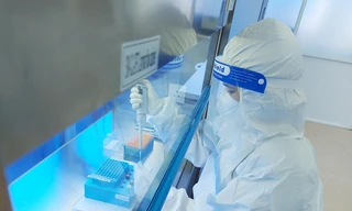 Nhân viên Phòng khám đa khoa Hoàn Hảo lấy mẫu xét nghiệm SARS-CoV-2 bằng kỹ thuật Realtime RT-PCR