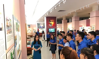 Đoàn viên thanh niên Trung ương Đoàn thăm quan triển lãm “Những tấm gương bình dị mà cao quý” điển hình trong học tập và làm theo lời Bác