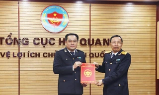 Ông Nguyễn Hoàng Tuấn (trái) nhận Quyết định bổ nhiệm từ Tổng cục trưởng Tổng cục Hải quan Nguyễn Văn Cẩn 