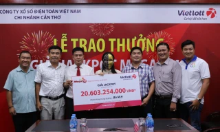 Bà M.H che mặt khi nhận giải thưởng Jackpot 20 tỷ đồng