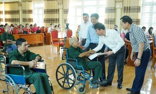 Tổng Giám đốc BHXH Việt Nam Nguyễn Thế Mạnh thăm hỏi, tặng quà các thương binh, bệnh binh 