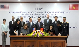 Thừa ủy quyền của Chính phủ, Thứ trưởng Bộ Tài chính Vũ Thị Mai và Đại biện Đại sứ quán Hợp chủng quốc Hoa Kỳ tại Việt Nam, bà Caryn McClelland cùng ký kết hiệp định về hỗ trợ lẫn nhau trong lĩnh vực Hải quan