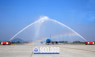 Chuyến bay mang số hiệu VN216 cất cánh từ sân bay Tân Sơn hạ cánh xuống sân bay Nội Bài lúc 9h10 hôm nay, 7/12