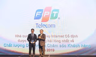 Ông Chu Hùng Thắng – Phó Tổng Giám đốc FPT Telecom nhận kỷ niệm chương từ ban tổ chức.