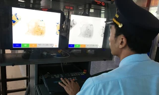 Lực lượng Hải quan soi chiếu hành lý của hành khách xuất nhập cảnh. Ảnh minh họa của: Tuấn Nguyễn