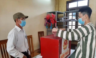 Những cử tri "đặc biệt" tại Nhà tạm giữ của Công an huyện Chư Pah (Gia Lai) thực hiện quyền bầu cử sáng 23/5. Ảnh: Đình Văn