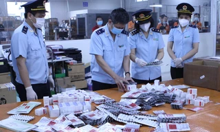 Hơn 60.000 viên thuốc điều trị COVID-19 ngụy trang dưới “vỏ bọc” thực phẩm vừa được lực lượng Hải quan phát hiện, bắt giữ đầu tháng 9/2021