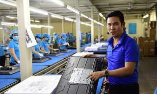 Chủ tịch Tập đoàn điện tử Asanzo Phạm Văn Tam giải thích với báo chí về quy trình sản xuất tivi. Ảnh: Tuổi trẻ 