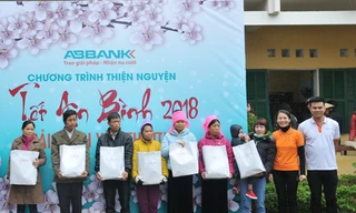 Bà Phạm Thị Hiền, Phó Tổng Giám đốc Ngân hàng An Bình (thứ 2, bìa phải) trao các suất quà ý nghĩa cho bà con bị thiệt hại nặng nề do lũ lụt, khó khăn tỉnh Yên Bái.