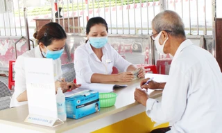 Nhân viên Bưu điện tỉnh Tiền Giang chi trả lương hưu, trợ cấp BHXH tại điểm chi trả