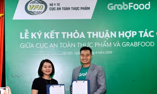 Bà Trần Việt Nga – Phó Cục trưởng Cục An toàn thực phẩm và ông erry Lim, Giám đốc Grab tại Việt Nam ký kết hợp tác.