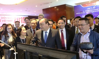 Thủ tướng Nguyễn Xuân Phúc cùng các đại biểu thăm quan khu vực triển lãm công nghệ năng lượng trong khuôn khổ Diễn đàn Kinh tế Việt Nam 2019