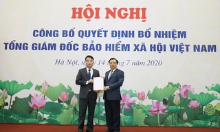 Bộ trưởng Bộ Tài chính Đinh Tiến Dũng - Chủ tịch Hội đồng Quản lý BHXH Việt Nam trao Quyết định điều động, bổ nhiệm ông Nguyễn Thế Mạnh giữ chức Tổng Giám đốc BHXH Việt Nam