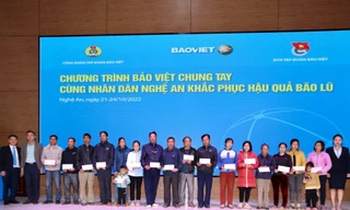 Cán bộ Bảo Việt ủng hộ đồng bào bị bão lũ tại Nghệ An gần 1 tỷ đồng