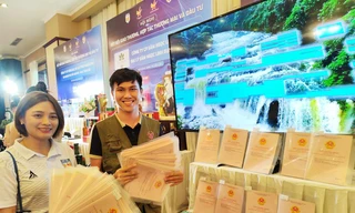 Lạ lùng giám đốc ôm 40 sổ đỏ tới hội nghị để… trưng bày