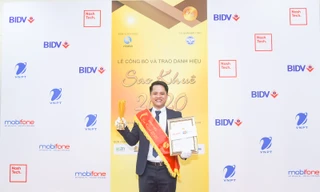 Ông Đoàn Quang Vinh - Phó Giám Đốc Trung Tâm Phát Triển Dịch vụ Thoại Đám Mây đại diện nhận Danh hiệu Sao khuê cho FPT Oncall