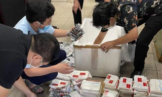 Lực lượng Hải quan kiểm đếm lô thuốc không có giấy tờ theo quy định