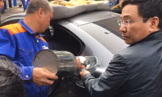 Mục kích thực nghiệm vụ cây xăng ở Hà Nội bị tố gian dối