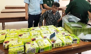 Một trong ba đối tượng cùng tang vật ma túy bị thu giữ