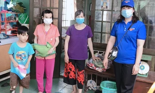 Bà Ngọt (thứ 2 phải qua) xúc động khi nhận quà từ chương trình "Siêu thị 0 đồng"