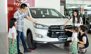 Khách hàng tìm hiểu các dòng xe của Toyota đang bày bán