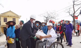 Những bao gạo nghĩa tình giúp người nghèo, những hộ dân còn khó khăn được đón Tết Nguyên đán cổ truyền của dân tộc trong không khí đầm ấm, hạnh phúc