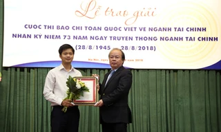 Thứ trưởng Huỳnh Quang Hải trao giải Đặc biệt cho đại diện nhóm tác giả Báo Vietnamnet với tác phẩm "Từ việc khoán xe công của Bộ Tài chính: Thiết thực giảm chi tiêu công"