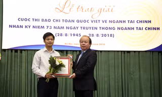 Thứ trưởng Huỳnh Quang Hải trao giải Đặc biệt cho đại diện nhóm tác giả Báo Vietnamnet với tác phẩm "Từ việc khoán xe công của Bộ Tài chính: Thiết thực giảm chi tiêu công"