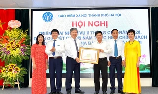 Thừa ủy quyền của Thủ tướng, Phó Chủ tịch UBND TP Ngô Văn Quý trao tặng Bằng khen cho BHXH TP.Hà Nội