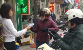 Người dân Hà Nội vất vả tìm mua khẩu trang y tế phòng dịch Corona. Ảnh: Tuấn Nguyễn