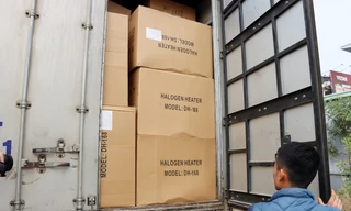 Hải quan mở kiểm tra xe tải chở đèn sưởi nghi giả nhãn hiệu HITACHI, NOVA