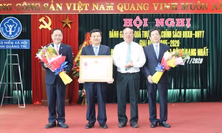 Phó Tổng Giám đốc BHXH Việt Nam Nguyễn Đình Khương trao Huân chương Lao động hạng Nhất cho BHXH tỉnh Quảng Trị