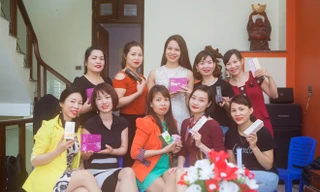 Chị em phụ nữ ở thôn Ngọc Chi, xã Vĩnh Ngọc (Đông Anh, Hà Nội) trải nghiệm các dòng son trẻ trung và kem dưỡng của mỹ phẩm HiSPA. Ảnh: Thu Hiền 