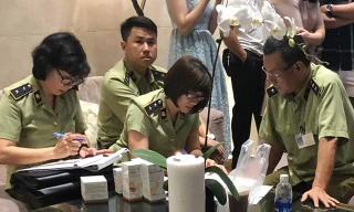 Lực lượng Quản lý thị trường kiểm tra tại sự kiện ra mắt thương hiệu mỹ phẩm của công ty Sam-Natural ngày 28/7 