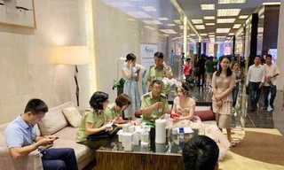 Lực lượng QLTT số 1 làm việc với bà Hằng Túi