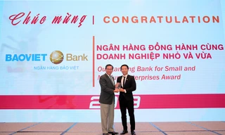 Ông Bùi Quang Vũ - Trưởng Văn phòng đại diện BAOVIET Bank tại TP. Hồ Chí Minh nhận giải thưởng “Ngân hàng đồng hành cùng Doanh nghiệp nhỏ và vừa năm 2019” cho BAOVIET Bank