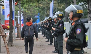 Hơn 100 cảnh sát cơ động tăng cường quanh khách sạn phái đoàn Mỹ