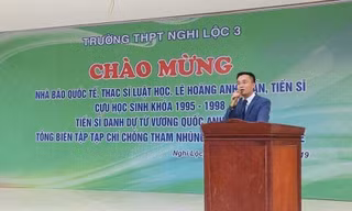 Ông Lê Hoàng Anh Tuấn chia sẻ với các thế hệ học sinh đang theo học tại trường THPT Nghi Lộc III