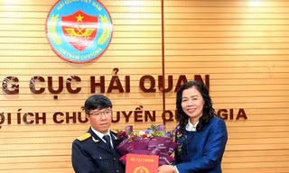 Thứ trưởng Bộ Tài chính Vũ Thị Mai trao quyết định bổ nhiệm cho ông Lưu Mạnh Tưởng sáng 17/1.