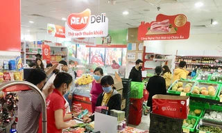 Người dân chen chân mua hàng tích trữ sáng 7/3 sau khi Hà Nội có ca nhiễm Covid-19 đầu tiên. Ảnh: Tuấn Nguyễn