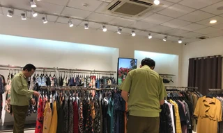 Đội QLTT số 14 chia thành 5 tổ kiểm tra 5 địa điểm kinh doanh Thương hiệu thời trang SEVEN.Am trên địa bàn Hà Nội