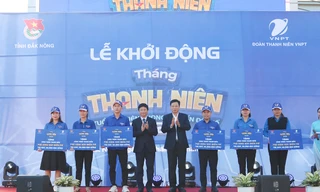 Thanh niên Đắk Nông hướng dẫn, tuyên truyền cho người dân về chuyển đổi số