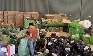 Lực lượng Quản lý thị trường kiểm tra kho hàng của Cty TNHH MTV chuyển phát nhanh Thuận Phong, chi nhánh Hà Nội, nằm trong Cảng ICD Mỹ Đình