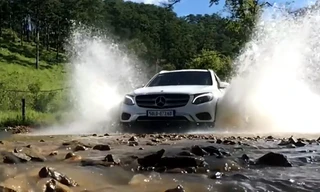 Hình ảnh quảng cáo xe Mercedes GLC lội nước hoành tráng