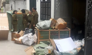 Lực lượng chức năng niêm phong tang vật vi phạm