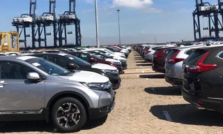 Bạt ngàn ô tô xếp hàng chờ thông quan trước Tết