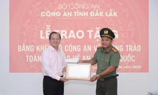 Bệnh viện Mắt Tây Nguyên nhận Bằng khen của Bộ Công an 