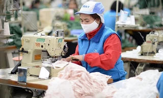 Công nhân công ty Vinatex sản xuất hẩu trang vải phòng dịch corona. Ảnh: Mạnh Thắng