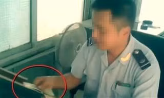 Ảnh cắt từ clip được cho là công chức Hải quan La Lay nhận tiền ‘bôi trơn’ 